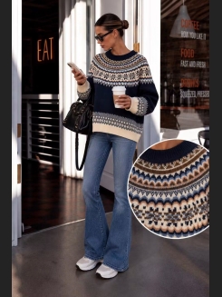 Ciepły granatowy sweter w stylu norweskim
